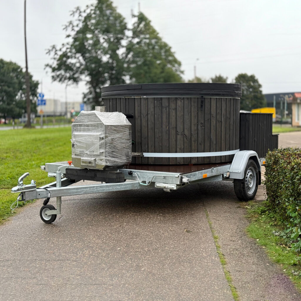 Kümblustünn Haagisel 200cm Välisahjuga STANDARDKOMPLEKT SISALDAB: Roostevabast terasest ahi, AISI 304 Haagis Taurus B700 (300×205, R13) Korsten Puidust viimistl